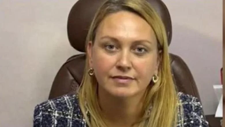 Samo 2 meseca u pritvoru, bivša direktorica Pošte Durresa puštena uz kućni pritvor jer se sumnja da je ukrala 700 hiljada evra u crnim kesama