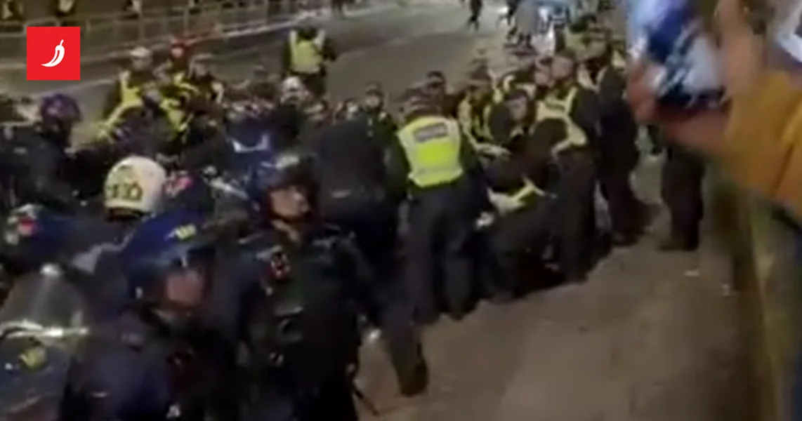 Protesti kod iranske ambasade u Londonu. Muškarac se popeo na balkon i skinuo zastavu