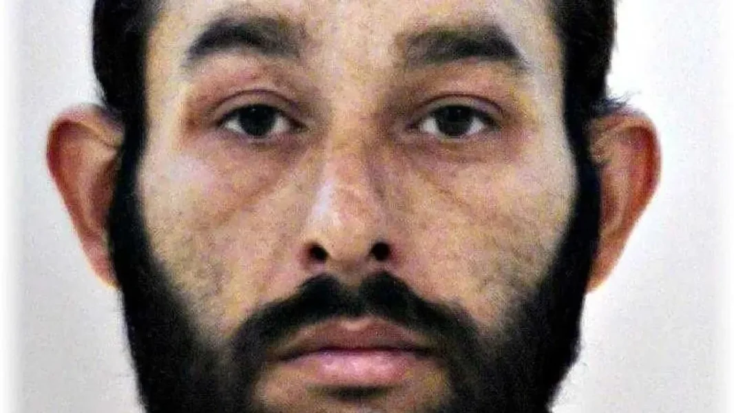 Pazite! Raspisana je poternica za ovim opasnim muškarcem – ako ga prepoznate, ODMAH pozovite policiju.