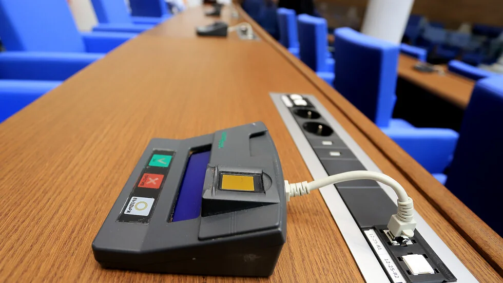 Plate, dodaci i novac u plici: Oko 100.000 leva dnevno za poslaničke plate