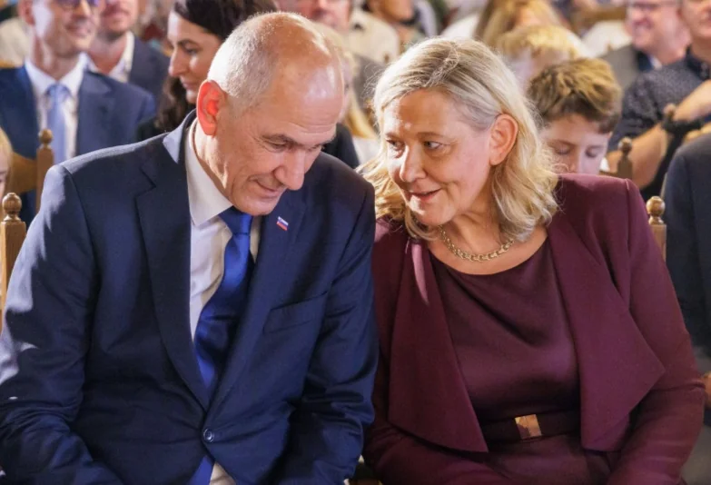 Oko Janše je bazen pun obožavalaca.