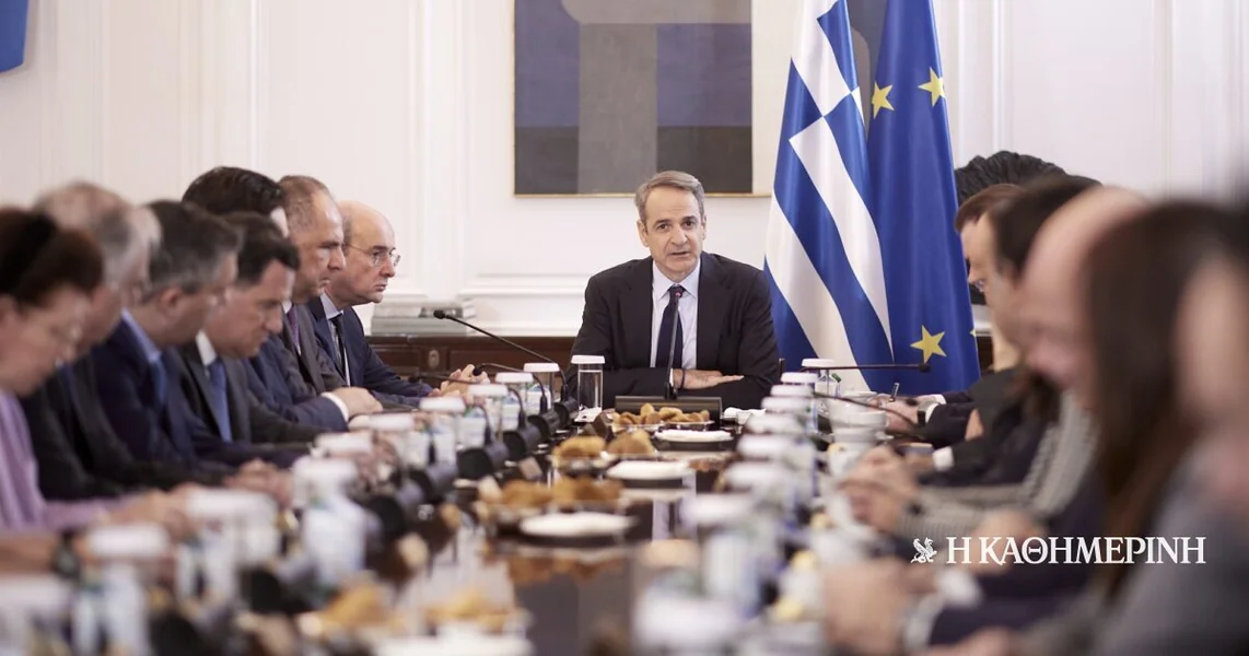 Mitsotakis na kabinetu: Subvencija za dizel na pumpama povećava se na 15 centi – Do 120 rata za dugovanja, kazne serviserima