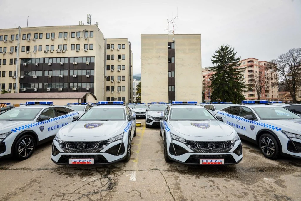 MUP dobio 120 novih policijskih vozila opremljenih najmodernijim tetra sistemima