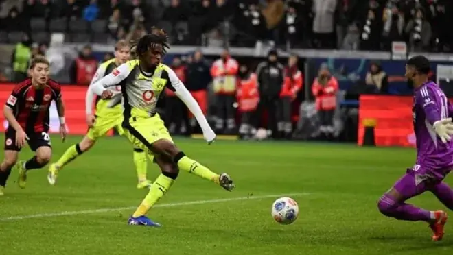 GOLI/ Spektakl sa šest golova, Eintracht izjednačio 3-3 protiv Dortmunda! Odložene dve utakmice Bundeslige - Shqiptarja.com