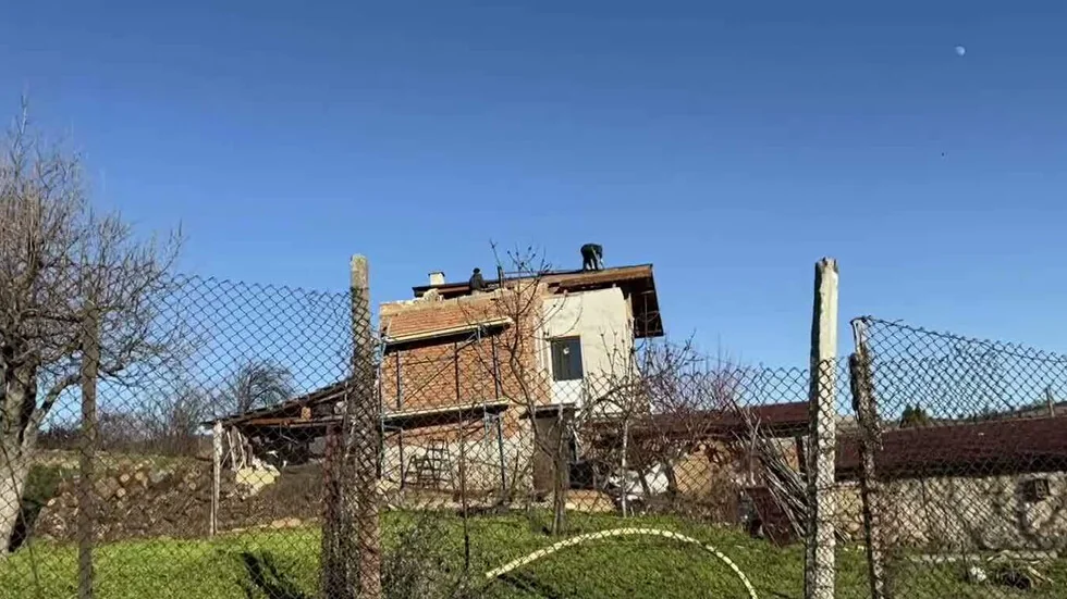 Porodica sa dve male dece ostala je bez krova posle uragannih vetrova u pazardskom selu