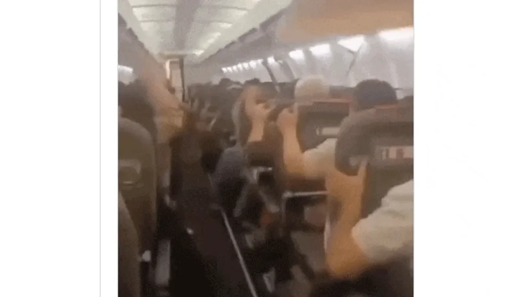 Let iz pakla: otpao je deo plafona na avionu neposredno nakon poletanja – video
