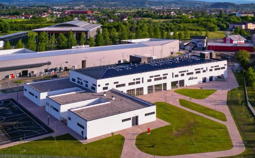 U novoizgrađenom školskom centru u Laktašima djeca masovno padaju u nesvijest: Nadležni šute