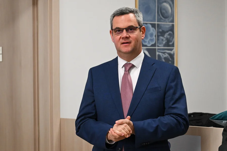Takács Péter, bivši državni sekretar za zdravstvo, dobio je kaznu od milion forinti i opomenu zbog izjava o porodičnim lekarima i uvredljivih poruka na Messengeru