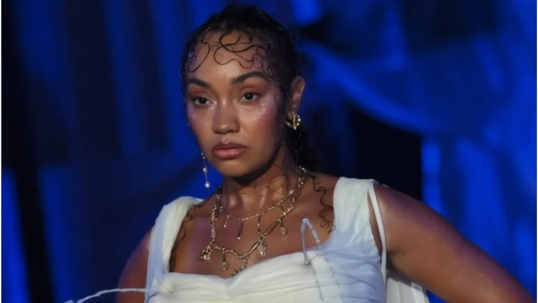 «Holy Milk»: Haljina koja curi «majčino mleko» koju je predstavila grčka dizajnerka na London Fashion Weeku - Documento