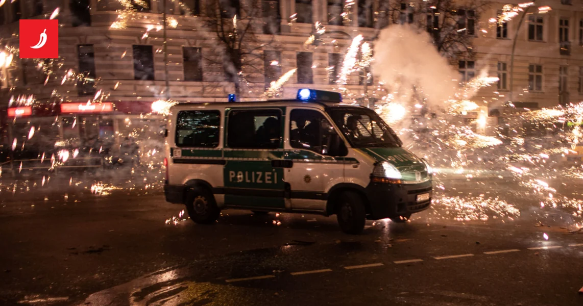 Ljudi diljem Nemačke u dugim redovima čekali otvaranje trgovina s vatrometom