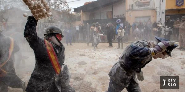 Španski grad Ibi: tradicionalni 'boj' prekrio moko i ljuskama jajeta