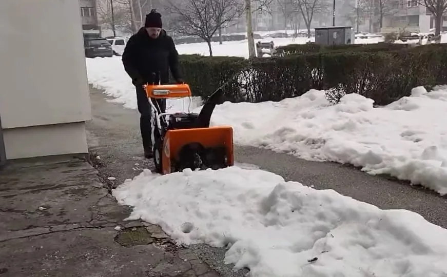Ne čekaju više institucije: Građani sarajevskog naselja kupili vlastite mašine za uklanjanje snega