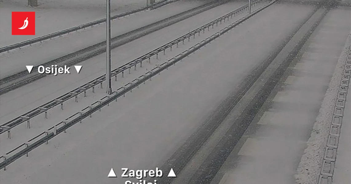 FOTO Autocesta kroz Slavoniju i Liku prekrivena je snegom, i dalje jako pada