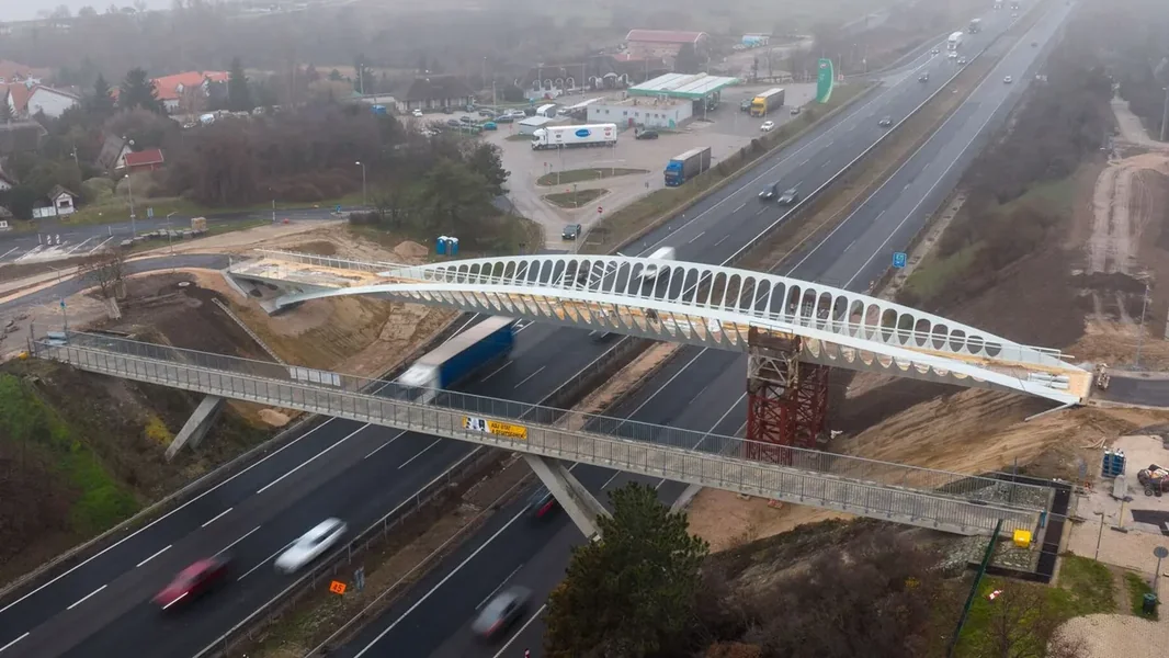 Impresivno inženjersko čudo koje se gradi iznad M7 – fotografije