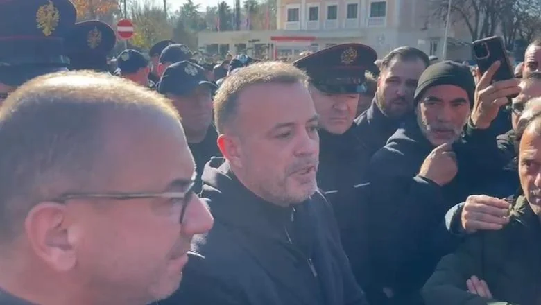Direktor vodovoda se sastao sa demonstrantima u Vlorë: U ponoć će se ponovo uspostaviti snabdevanje vodom! Stanovnici: Ako ne budete držali obećanje, nastavićemo sa protestima - Shqiptarja.com