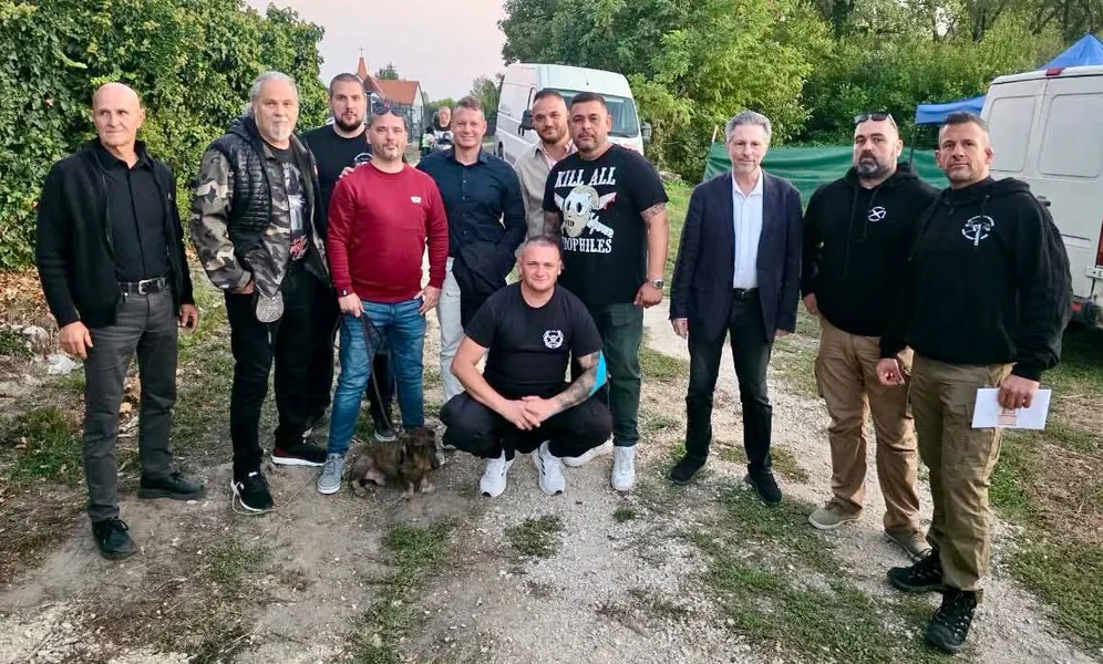 Šifer Andraš stigao do Betyársereg, još nije ušao, ali se sa njima pozirao