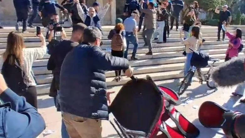 Nastavnici marširaju ispred Premijerske kancelarije, ruše 'stolice dijaloga' (VIDEO) - Shqiptarja.com