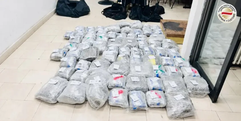 Razbijena međunarodna kriminalna grupa: Zaplenjeni 79 kilograma marihuane, privedeno pet osoba - Nova Makedonija