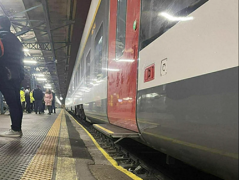 Sada je postalo jasno za MÁV da na vozovima Budimpešta–Beograd nema sklopivu stepenicu, pa je potrebno brzo izgraditi pristupačan peron na Keleti stanici.