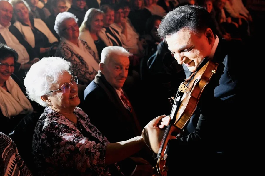 Mága Zoltán otpevao pesmu Orbán Viktorovim roditeljima