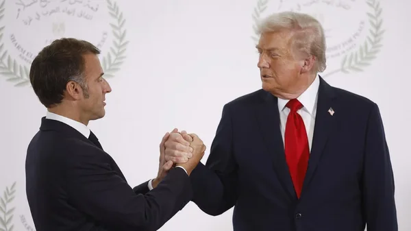 Tramp: Prinudio Makrona da se složi da poveća cene lekova