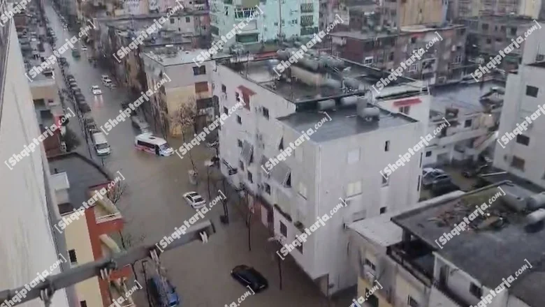 Lagja 18 u Durresu / Automobili tonu u vodi, gotovo nemoguće kretanje (VIDEO)