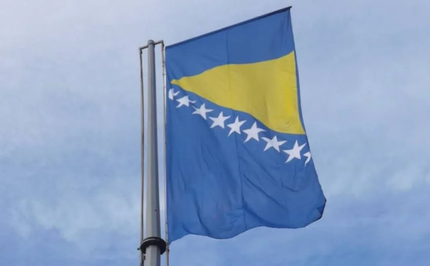 Zavijorila se ogromna zastava BiH na Velikoj stijeni u blizini M-17: Pogledajte fotografije