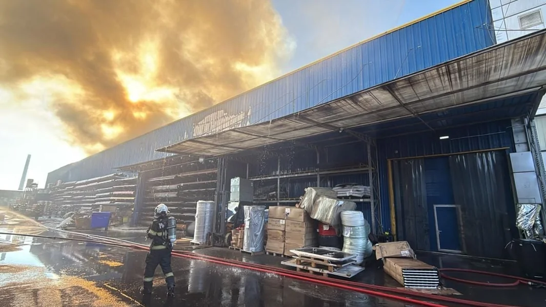 Požar u skladištu na bulevaru Iuliu Maniu u Bukureštu. Izdato RO-Alert.