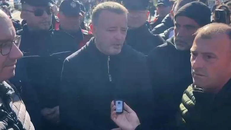 "Ja se nisam okupao kao vi", direktor Vodovod-Kanalizacije suočava se sa građanima Vlore: Pre 72 časa sam na terenu (VIDEO)