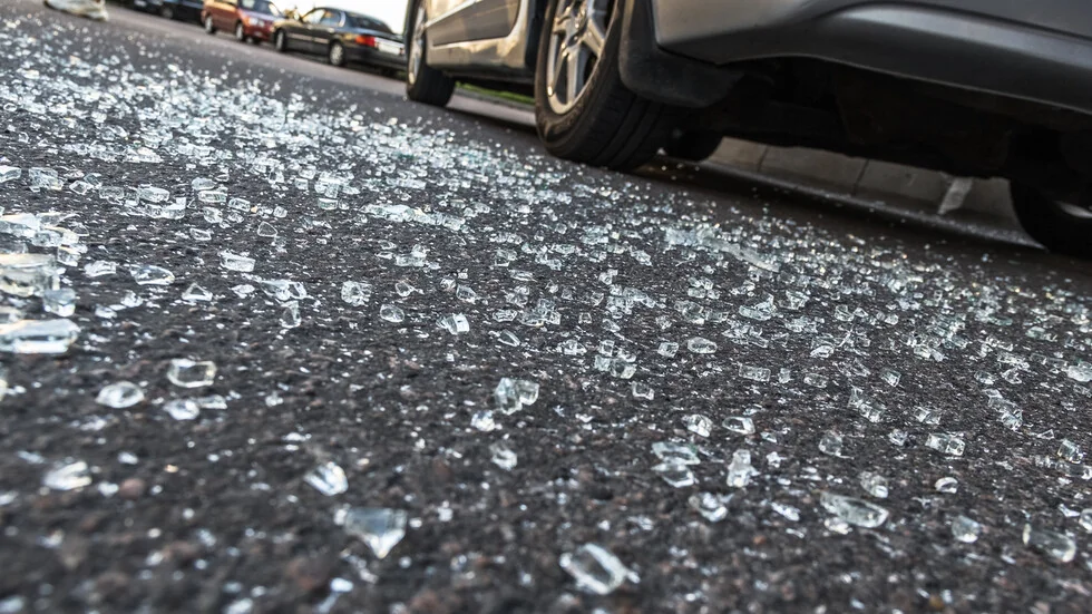 Čovek ukrao automobil u Čarevu i udario u ogradu dečijeg vrtića 'Alen mak'