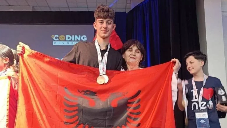 Učenik devetog razreda iz Cërrika pobedio na Svetskoj olimpijadi iz matematike u SAD-u! Loris Qosja dobija zlatnu medalju - Shqiptarja.com