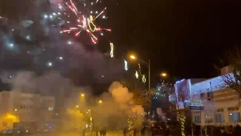 Nova godina 2026 u Kukësu, građani uživaju izbliza spektakl vatrometa (VIDEO) - Shqiptarja.com