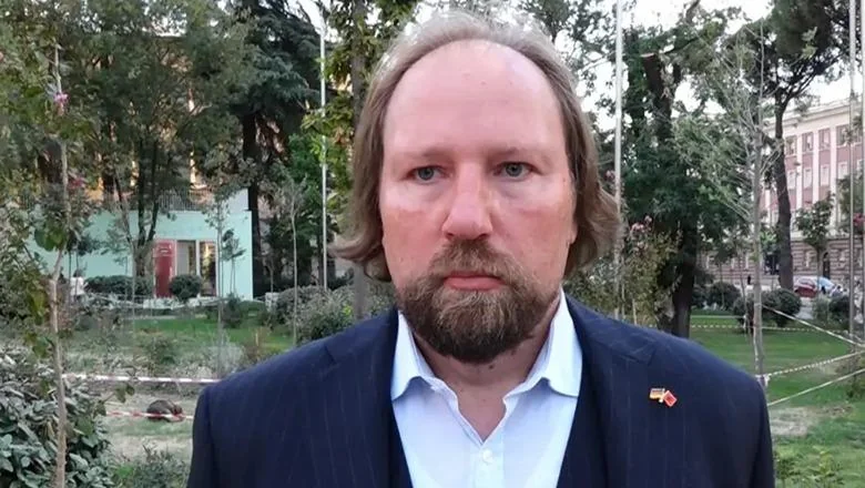 Predsednik Komisije za evropska pitanja u nemačkom Bundestagu: borba protiv korupcije ključna za integraciju Albanije! Politika da se ne meša u SPAK - Shqiptarja.com