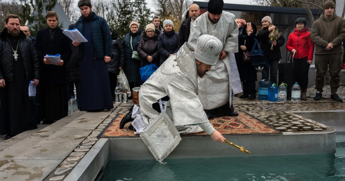Tradicije Bogojavljenja 2026. Šta vernici ne smeju da rade posle službe osvećenja vode. Šta simbolizuje bacanje krsta.