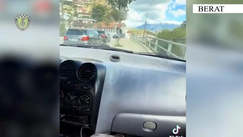 Automobil po trotoaru dok je snimao video za TikTok, vozaču u Beratu izrečena kazna od 60.000 lek i oduzeta mu je dozvola za saobraćaj (VIDEO)
