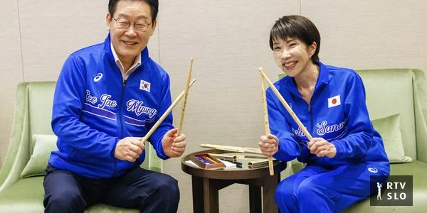 Japanska premijerka južnokorejskog kolege učila bubnjati: zajedno su zaigrali K-pop uspešnice