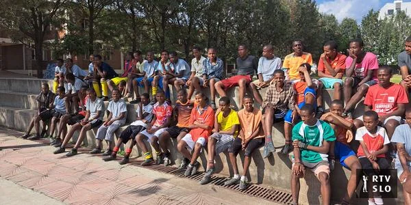 Dečaci sa ulice, koji dolaze kod nas, često ne znaju da drže olovku. Kad odu, imaju zanat.