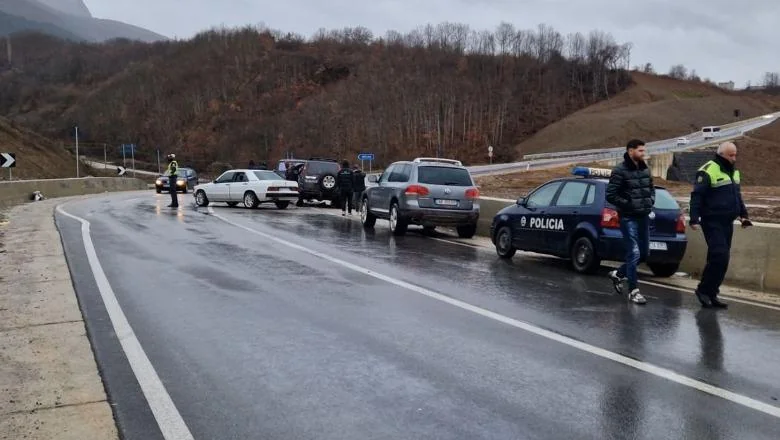Diber/ Udes na nacionalnom putu Peshkopi–Maqellare, sudarila dva automobila, 3 osobe povređene - Shqiptarja.com