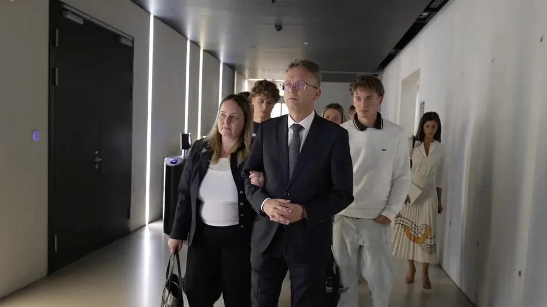 Javila se Hankó Balázsova supruga, uz njega stoji u svemu - ORIGO
