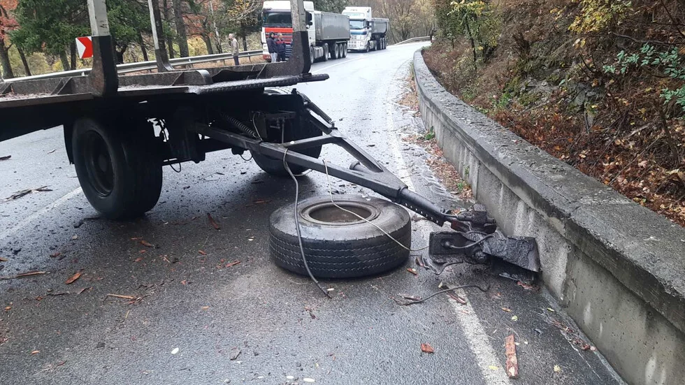 Prikolica na vučnom vozilu se odvojila i udarila teretno vozilo na putu Varvara – Velingrad