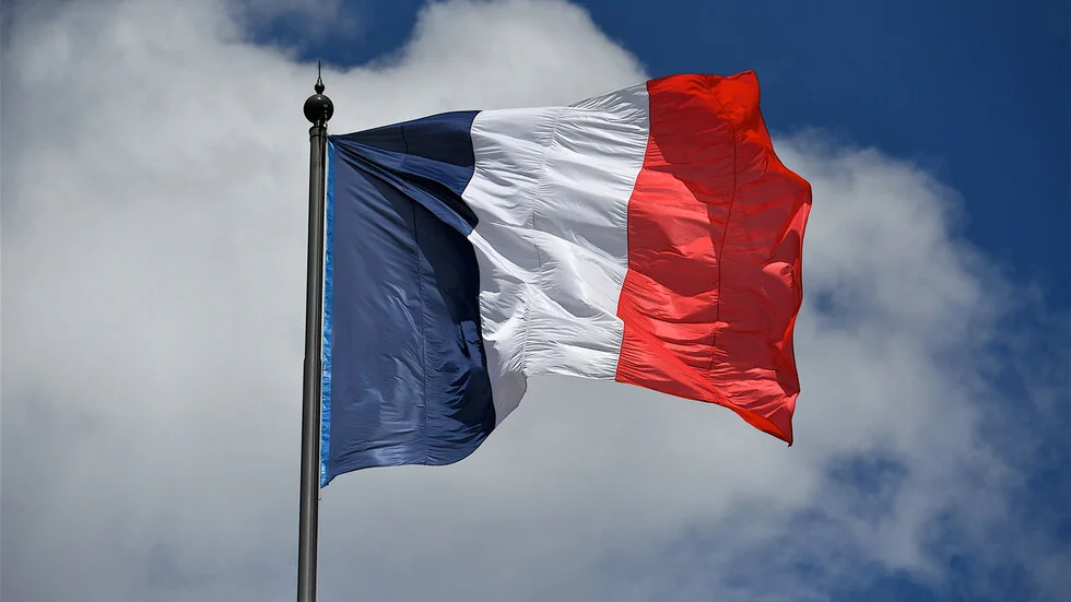 Poslanik je podneo predlog da Francuska napusti NATO.