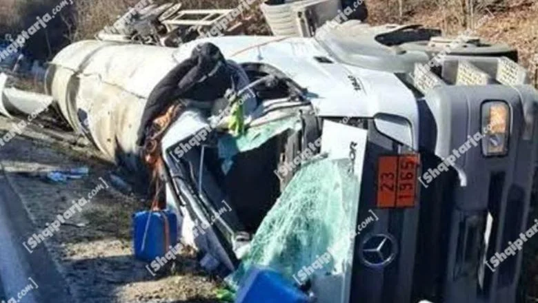 Korča/ Prevrnuće autobusa sa gasom na putu, otvoren je granični prelaz Qafë Thanës, počinje saobraćaj vozila