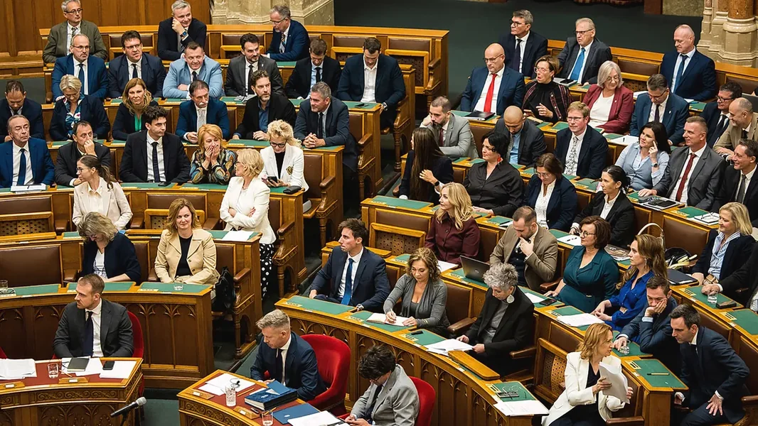 Zastupnik iz Tise je mogao glasati u ime drugog, Rétvári Bence pokrenuo istragu - ORIGO