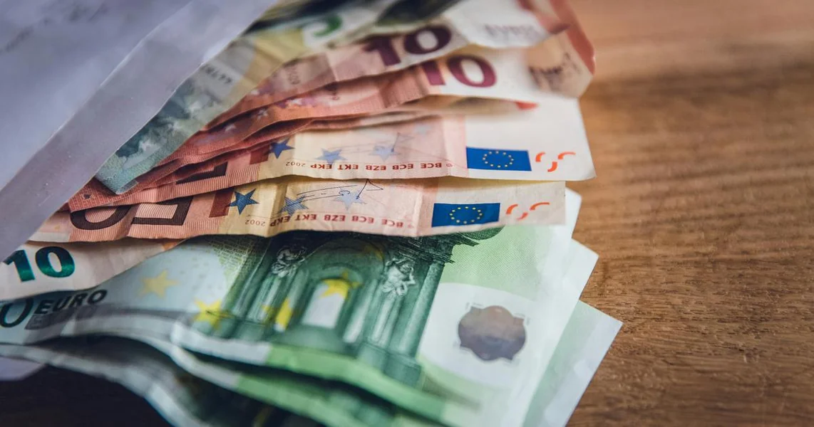 Bankarku sumnjiče da je sa računa klijenata u četiri godine uzela 135.000 €, a direktora da je sa računa firme sebi prebacio 357.751 €