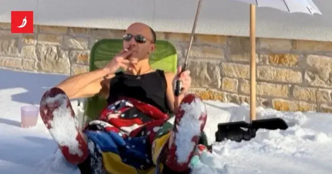 U potkošulji i sa cigaretom u ruci na ležaljci u snegu. Ovo je HDZ-ov župan