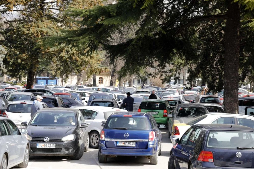 Za jednu deceniju se promenili 9 ministara za zdravstvo, niti jedan nije rešio haos na parkingu u Kliničkom centru Majka Tereza