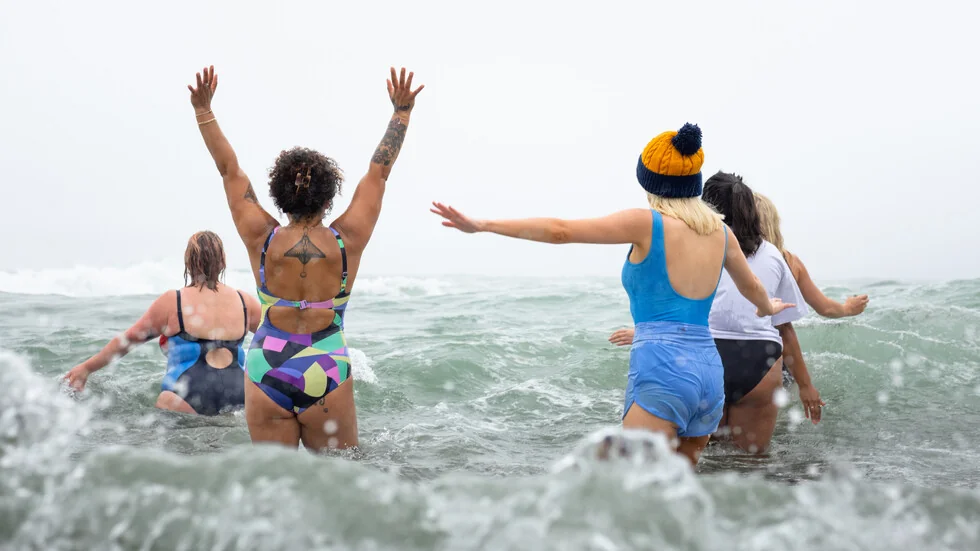 800 ljudi su počeli Novu godinu kupanjem u Severnom moru (VIDEO)
