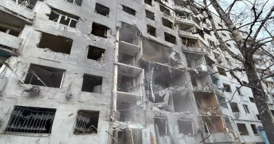 Blok pogođen ruskom vođenom bombom u Harkovu. Ranjenih 22 osobe, među kojima i deca.