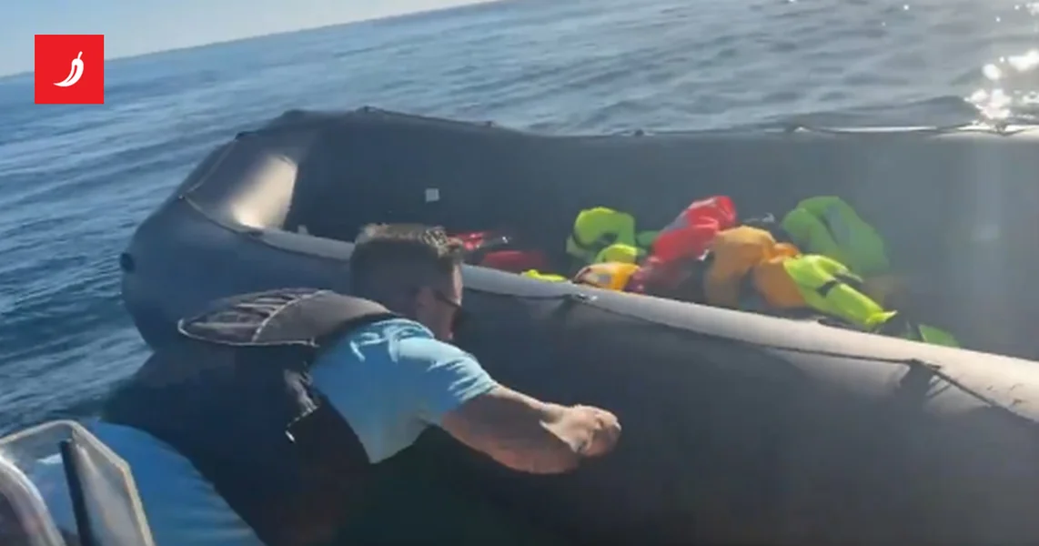 VIDEO Britanski desničarski aktivista snimao kako reže čamac u La Mancheu