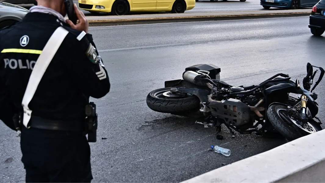 Tragedija u Keratsiniju: 30-godišnjak preminuo u saobraćajnoj nesreći - njegov motor se sudario o zaštitne ograde - Documento